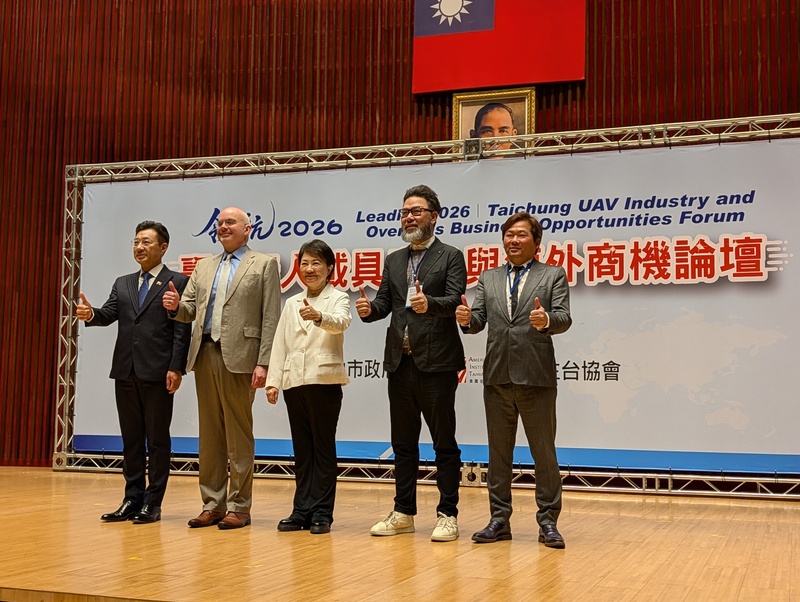 台中無人載具產業與海外商機論壇登場 台中市政府2日舉辦「領航2026－台中無人載具產業與海外商機論壇」，台中市長盧秀燕（中）、美國在台協會（AIT）處長谷立言（左2）、立法院副院長江啟臣（左）與相關產業業者出席。中央社記者蘇木春攝115年7月2日